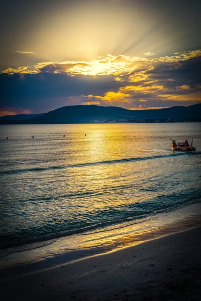 Gün Batımında Maria Pia Sahilinde Cankurtaran Botu Sardunya Talya — Stok fotoğraf