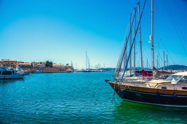 Açık bir bahar gününde Alghero limanında tekneler. Sardunya, İtalya