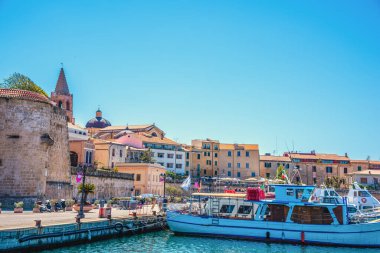 Baharda açık bir gökyüzünün altında Alghero limanı. Sardunya, İtalya