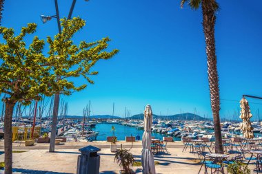 İlkbaharda Alghero limanı üzerinde açık bir gökyüzü. Sardunya, İtalya