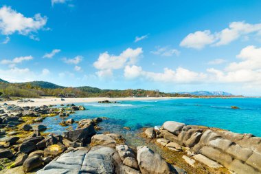 İlkbaharda Orri plajında bulutlar. Sardunya, İtalya