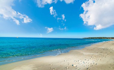 İtalya, Sardunya 'daki Cea plajında bulutlar