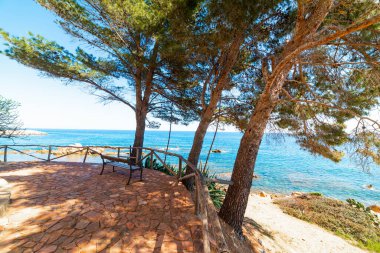 Santa Maria Navarrese 'de deniz kenarında bir teras. Sardunya, İtalya