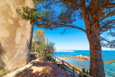 Santa Maria Navarrese 'de deniz kenarında bir gözlem kulesi. Sardunya, İtalya