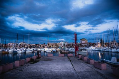 Geceleri Alghero Limanı üzerinde dramatik bir gökyüzü. Sardunya, İtalya