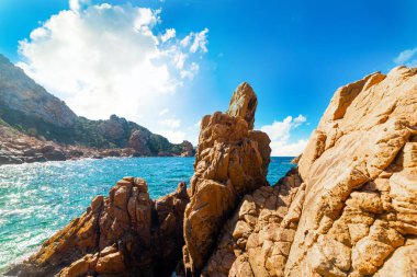 Costa Paradiso kayalık kıyısında bulutlu bir gökyüzü. Sardunya, İtalya