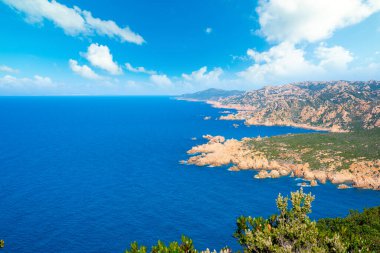 İlkbaharda Costa Paradiso üzerindeki bulutlar. Sardunya, İtalya