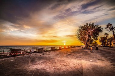 Gün batımında kara bulutlar Alghero üzerinde. Sardunya, İtalya