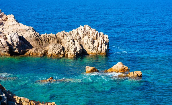 Błękitne Morze Skalistym Wybrzeżu Costa Paradiso Sardynia Włochy — Zdjęcie stockowe