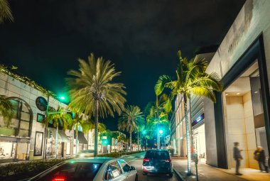 Geceleri Beverly Hills 'te Rodeo Drive. Los Angeles, Kaliforniya