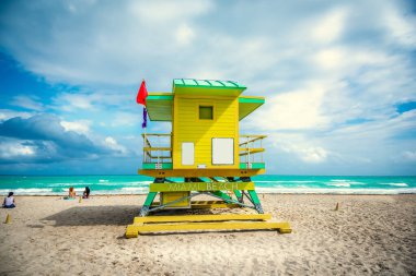 South Beach 'in ünlü cankurtaran kulübesinde dramatik bir gökyüzü. Miami Beach, ABD