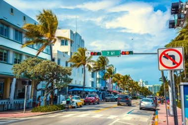 Miami Beach, ABD 'deki Ocean Drive üzerinde bulutlu bir gökyüzü.