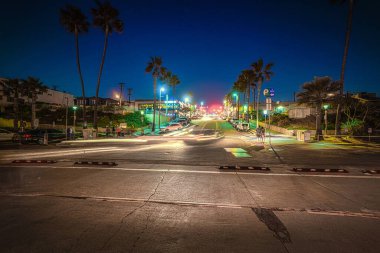 Manhattan Beach, Los Angeles 'ta açık bir gecede kesişen yol. Kaliforniya, ABD