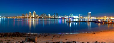 San Diego şehir merkezindeki gökdelenler Coronado adasından görüldü. Kaliforniya, ABD