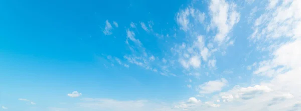 Μπλε Ουρανός Λευκά Μαλακά Σύννεφα — Φωτογραφία Αρχείου