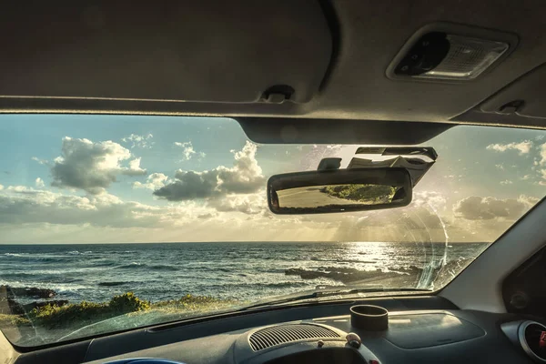 Auto Geparkeerd Aan Zee Bij Zonsondergang Sardinië Italië — Stockfoto