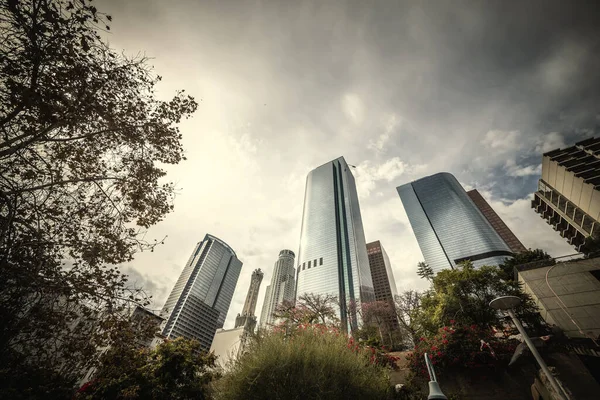 Wolkenkratzer Der Innenstadt Von Los Angeles Unter Einem Bewölkten Himmel — Stockfoto