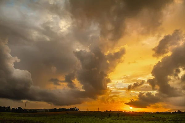 Dramatischer Himmel Über Einer Grünen Wiese Bei Sonnenuntergang Sardinien Italien — Stockfoto