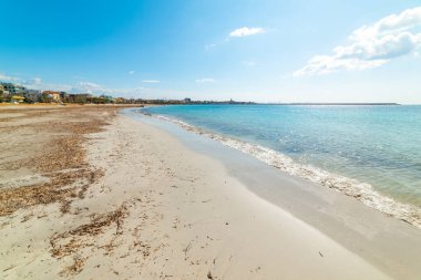 Yazın Alghero kıyısında mavi gökyüzü. Sardunya, İtalya