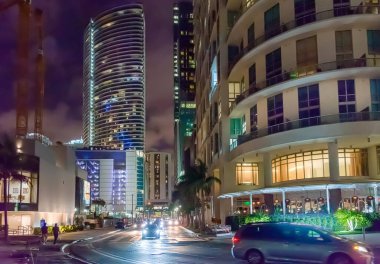 Miami şehir merkezinde gece trafik vardı. Florida, ABD