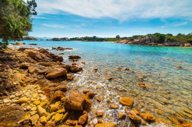 İtalya 'da küçük bir koyda kayalar