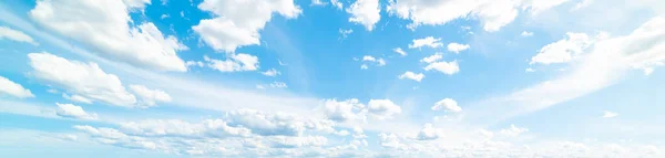 Ciel Bleu Avec Des Nuages Blancs Doux — Photo