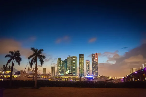 Felhőkarcolók Miami Belvárosában Macarthur Töltésnél Éjszaka Florida Egyesült Államok — Stock Fotó