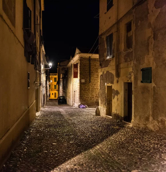 Enge Gasse Der Altstadt Von Alghero Bei Nacht Sardinien Italien — Stockfoto