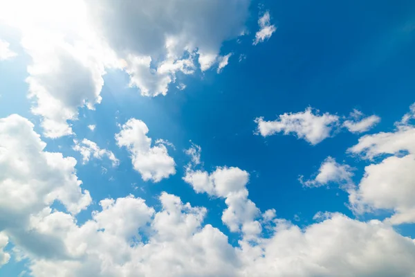 Blauwe Lucht Met Witte Zachte Wolken Het Voorjaar — Stockfoto