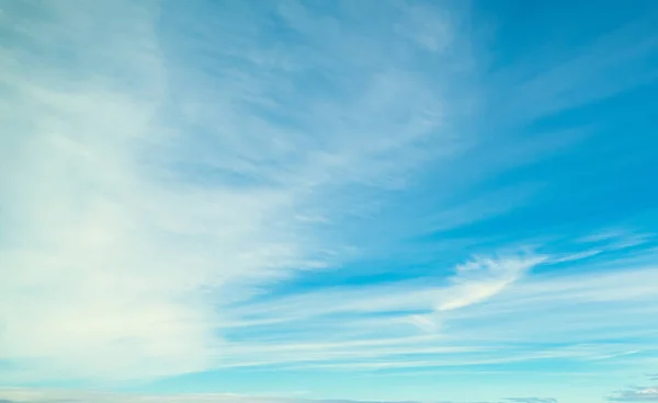 Błękitne Niebo Białymi Miękkimi Chmurami — Zdjęcie stockowe