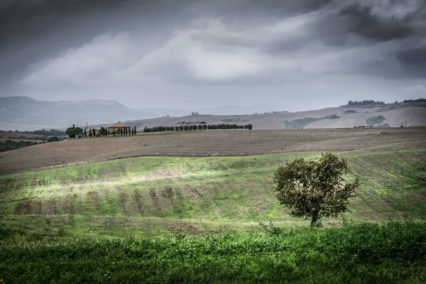 Vale Verde Sob Céu Nublado Toscana Itália — Fotografia de Stock
