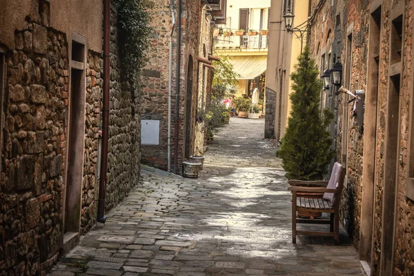 Enge Gasse Einer Kleinen Stadt Der Toskana Italien — Stockfoto