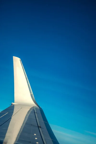 Avión Comercial Ala Volando Cielo Azul — Foto de Stock