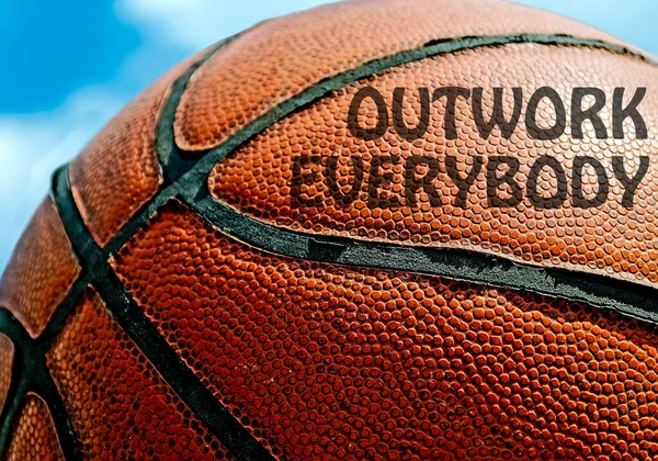 Trabajar Duro Todo Mundo Escribió Una Baloncesto Naranja Bajo Cielo — Foto de Stock