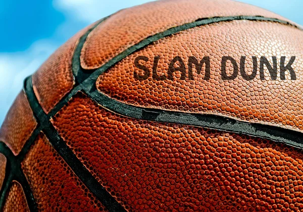 Slam Dunk Escrito Una Baloncesto Naranja Bajo Cielo Azul — Foto de Stock
