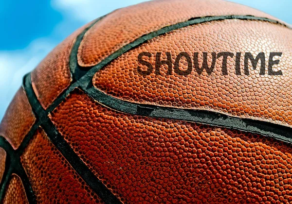 Showtime Escrito Una Baloncesto Naranja Bajo Cielo Azul — Foto de Stock