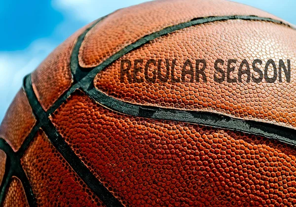 Pravidelná Sezóna Napsaná Oranžovém Basketbalu Pod Modrou Oblohou — Stock fotografie