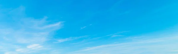 Céu Azul Com Nuvens Brancas Suaves — Fotografia de Stock