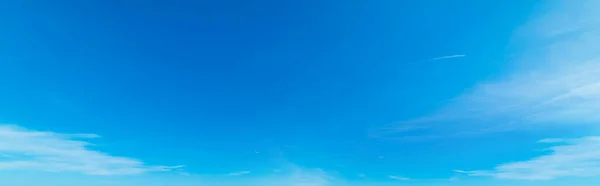 Cielo Azul Con Nubes Blancas Suaves — Foto de Stock