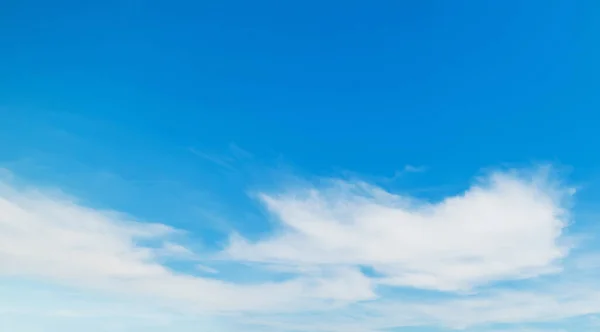 Céu Azul Com Nuvens Brancas Suaves — Fotografia de Stock