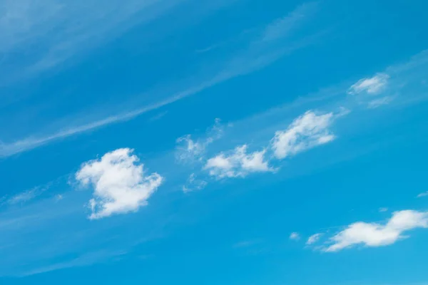 白い柔らかい雲と青い空 — ストック写真