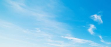 Mavi gökyüzü, beyaz, yumuşak bulutlar