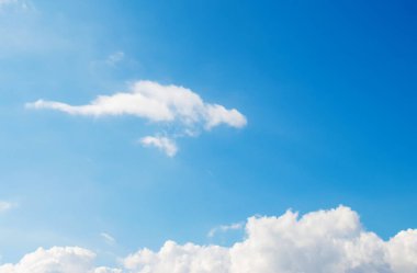 Mavi gökyüzü, beyaz, yumuşak bulutlar
