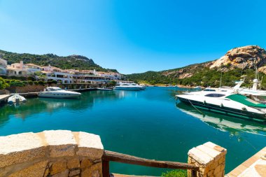 Poltu Quatu limanı baharda açık bir gökyüzünün altında. Sardunya, İtalya