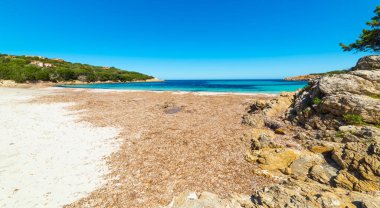 Küçük bir sahil üzerinde açık bir gökyüzü. Sardunya, İtalya