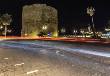 Geceleri Alghero 'nun eski kasabasında antika gözlem kulesi. Sardunya, İtalya