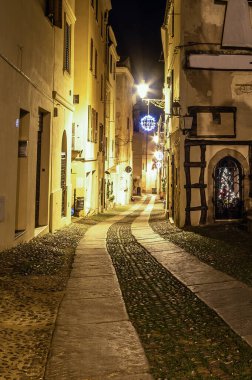 Geceleri Alghero 'daki Paved Caddesi' nde. Sardunya, İtalya