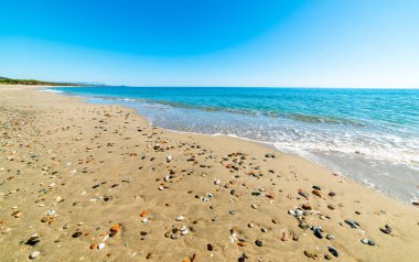Perdepera sahilinde kum ve çakıl taşları. Sardunya, İtalya