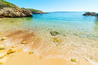 İtalya, Sardunya 'da küçük bir koyda temiz su