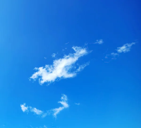 Голубое Небо Белыми Мягкими Облаками — стоковое фото